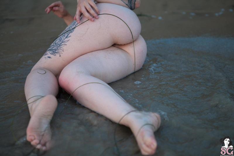 Gostosa peladinha na praia bem safadinha cheia de tesão