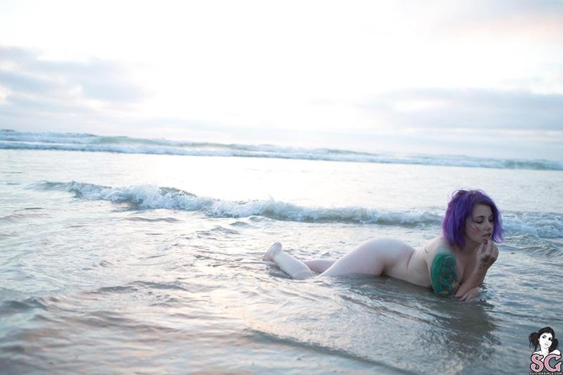 Gostosa peladinha na praia bem safadinha cheia de tesão