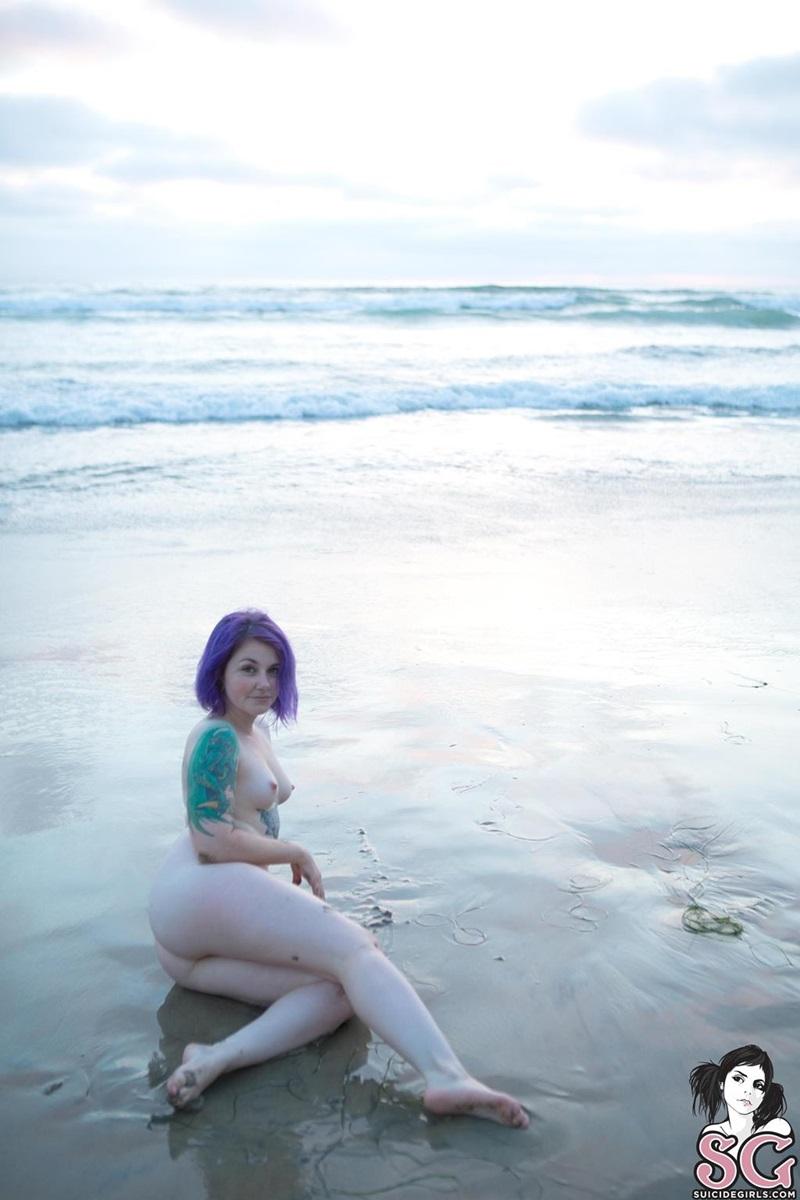 Gostosa peladinha na praia bem safadinha cheia de tesão