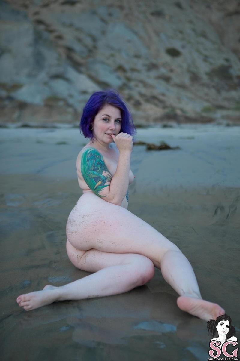 Gostosa peladinha na praia bem safadinha cheia de tesão