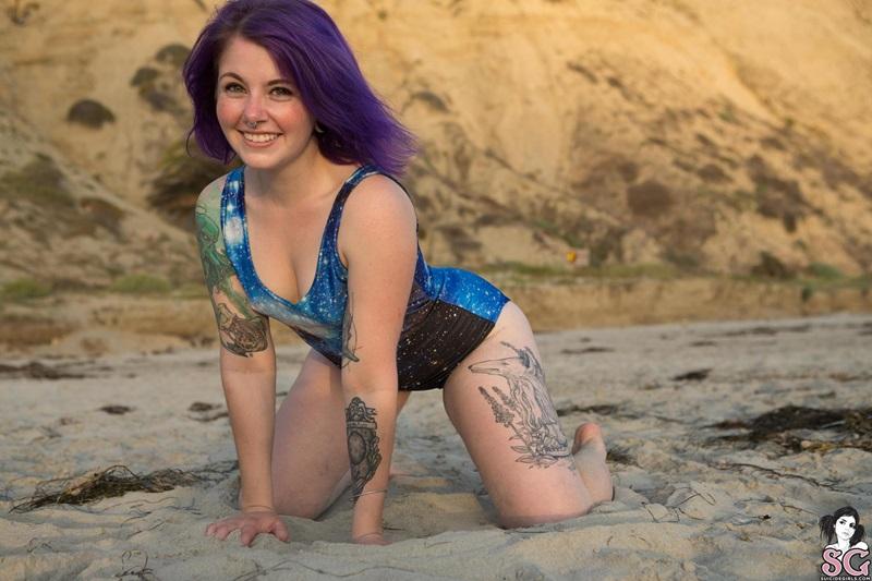 Gostosa peladinha na praia bem safadinha cheia de tesão