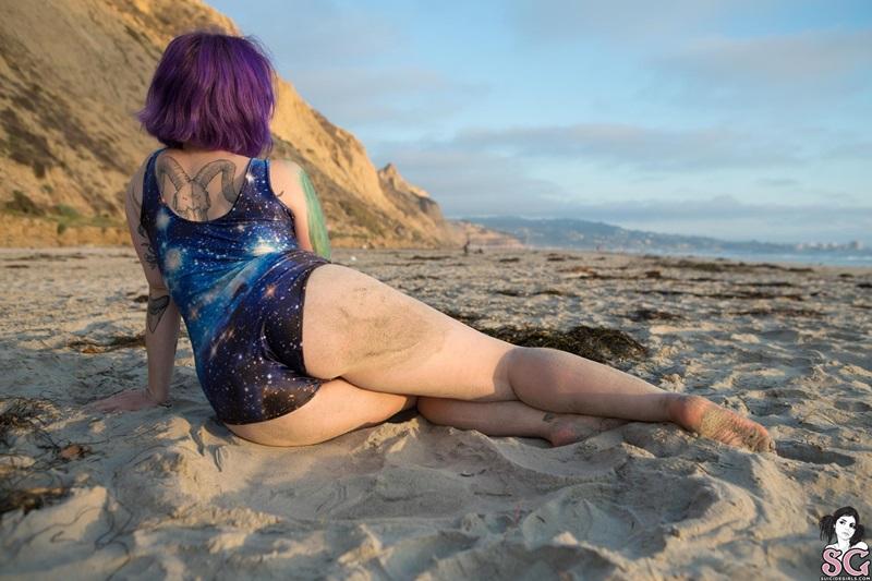 Gostosa peladinha na praia bem safadinha cheia de tesão