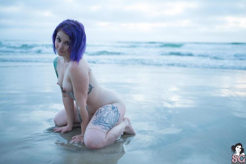 Gostosa peladinha na praia bem safadinha cheia de tesão