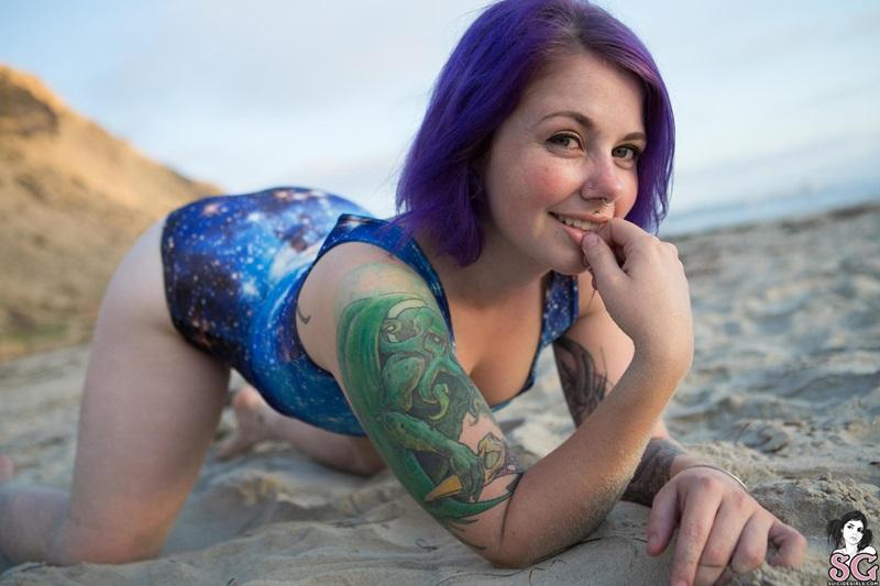 Gostosa peladinha na praia bem safadinha cheia de tesão