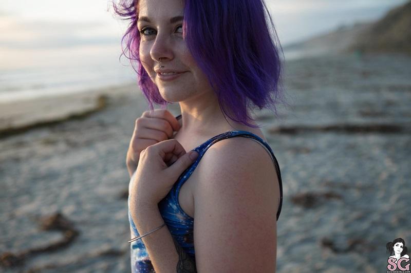 Gostosa peladinha na praia bem safadinha cheia de tesão