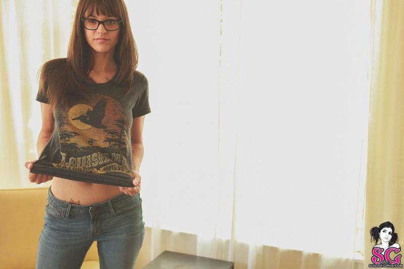 Morena tatuada seios lindos bucetona depilada gostosa