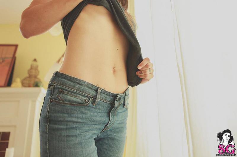 Morena tatuada seios lindos bucetona depilada gostosa