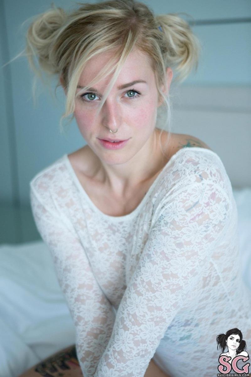 Cigno Suicide Girls loira gostosa muito safada com tatuagem na buceta