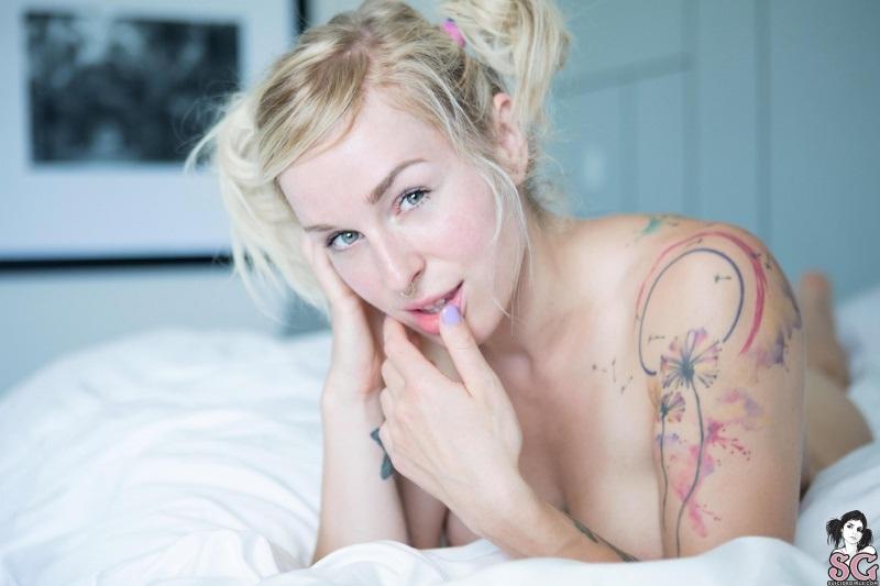 Loira gostosa muito safada com tatuagem na buceta