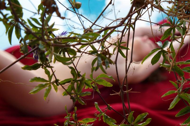Clarice morena gostosa peladinha pegando sol na piscina bem delicia 