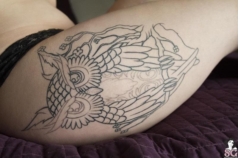 Linda morena tatuada peladinha com seios perfeitos