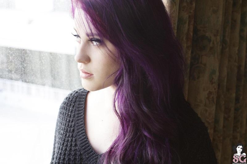 Clove Suicide Girls linda morena tatuada peladinha com seios perfeitos