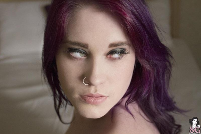 Linda morena tatuada peladinha com seios perfeitos