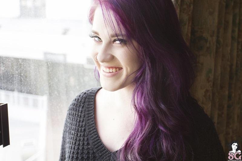 Clove Suicide Girls linda morena tatuada peladinha com seios perfeitos