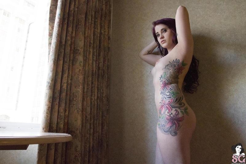 Linda morena tatuada peladinha com seios perfeitos