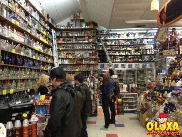 Promoção de bebidas e falta de roupa.