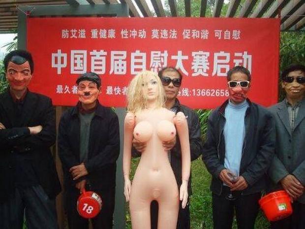 Boneca peituda, punheta cronometrada e vergonha zero