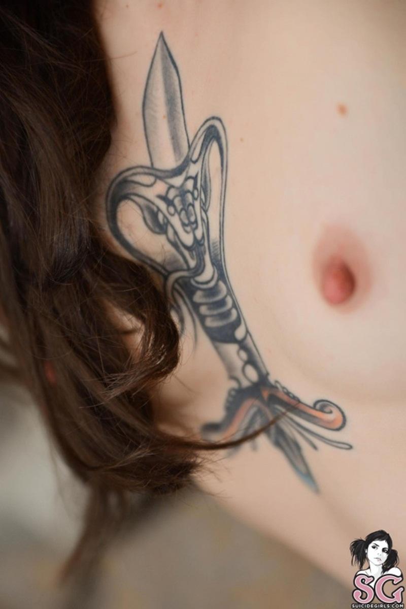 Gostosa bem sensual e safadinha cheia de tatuagens toda deli