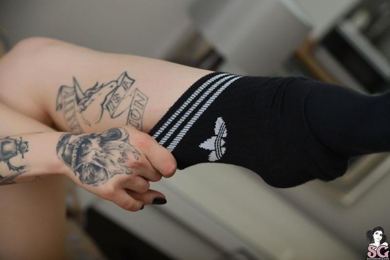 Gostosa bem sensual e safadinha cheia de tatuagens toda deli