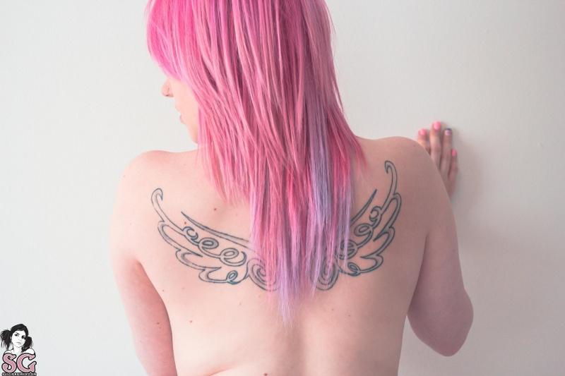 Novinha linda de cabelos rosa nua