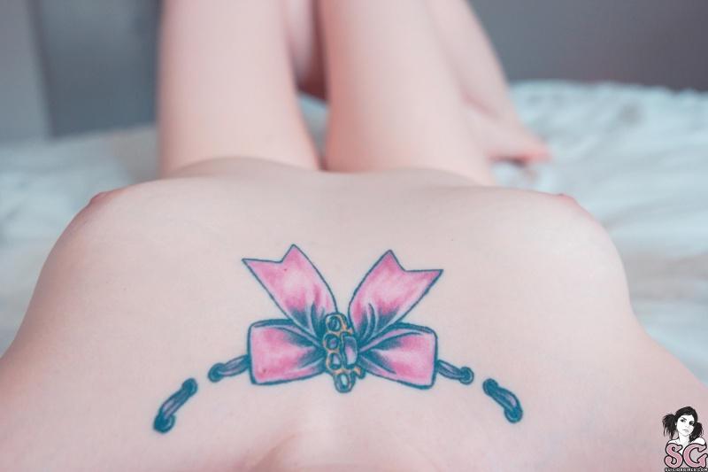 Novinha linda de cabelos rosa nua