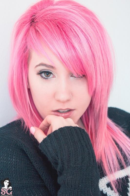 Novinha linda de cabelos rosa nua