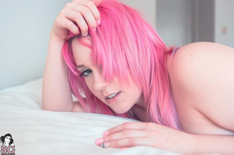 Novinha linda de cabelos rosa nua