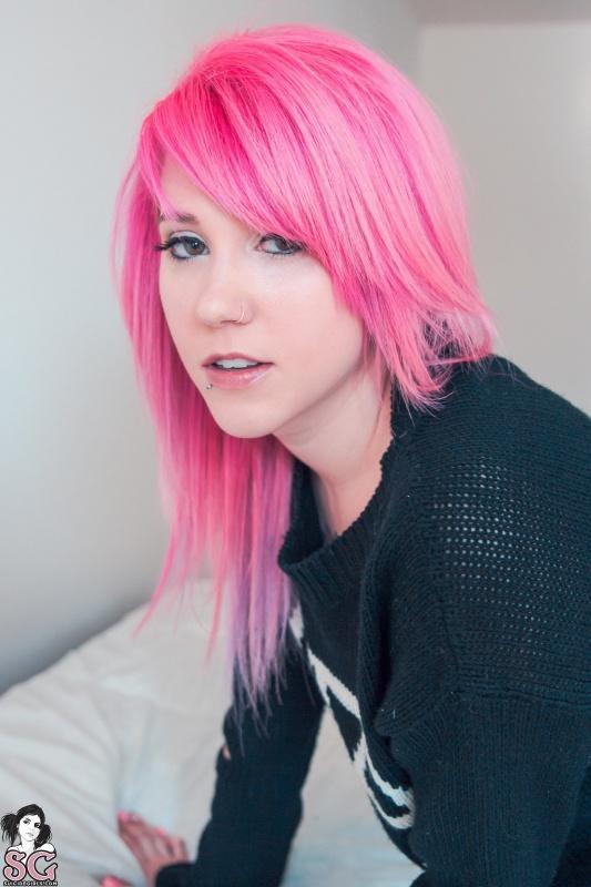 Novinha linda de cabelos rosa nua