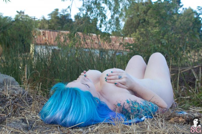 Branquela cabelos azuis gordinha gostosa pelada