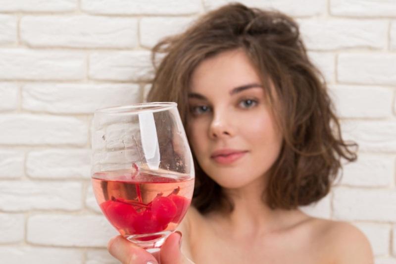 Morena linda toda gostosa peladinha no meio do mato