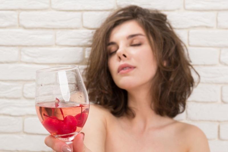 Morena linda toda gostosa peladinha no meio do mato