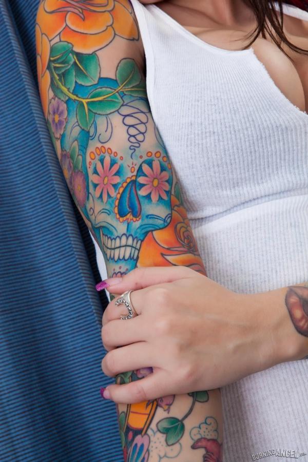 Morena tatuada gostosa buceta carnuda