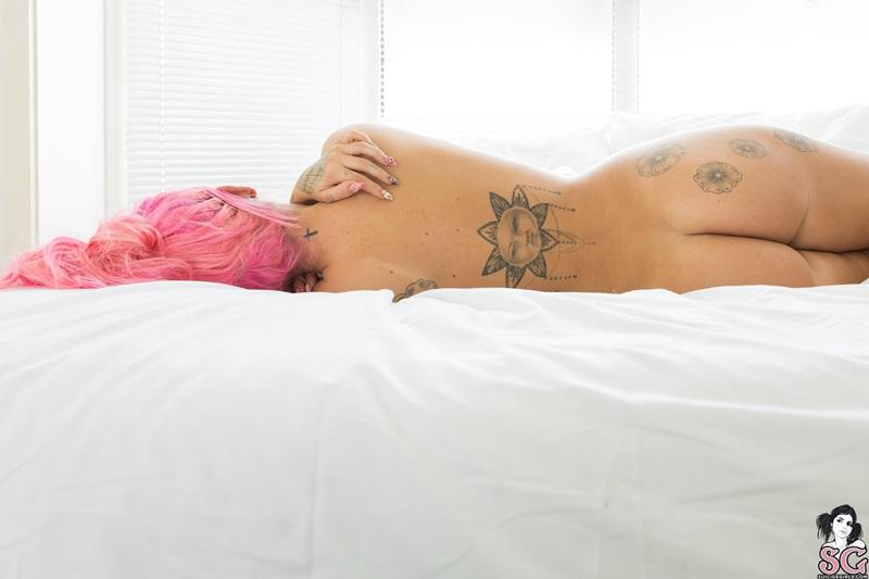 Gostosa sensual e bem safadinha de lingerie rosa delicia