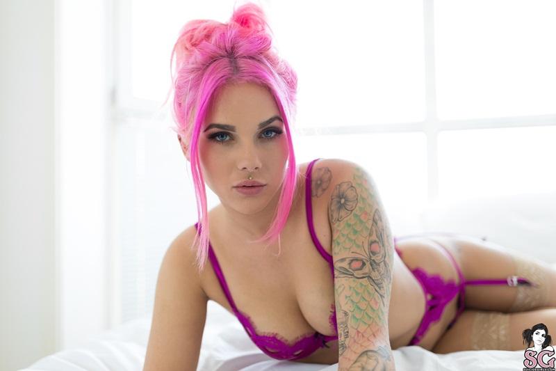 Gostosa sensual e bem safadinha de lingerie rosa delicia