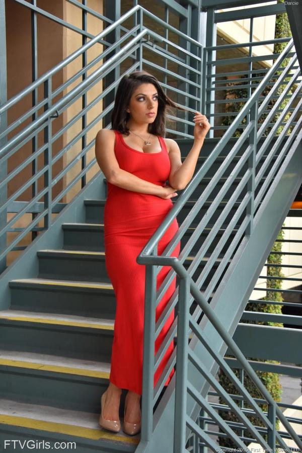 Morena com belas curvas peladinha peituda