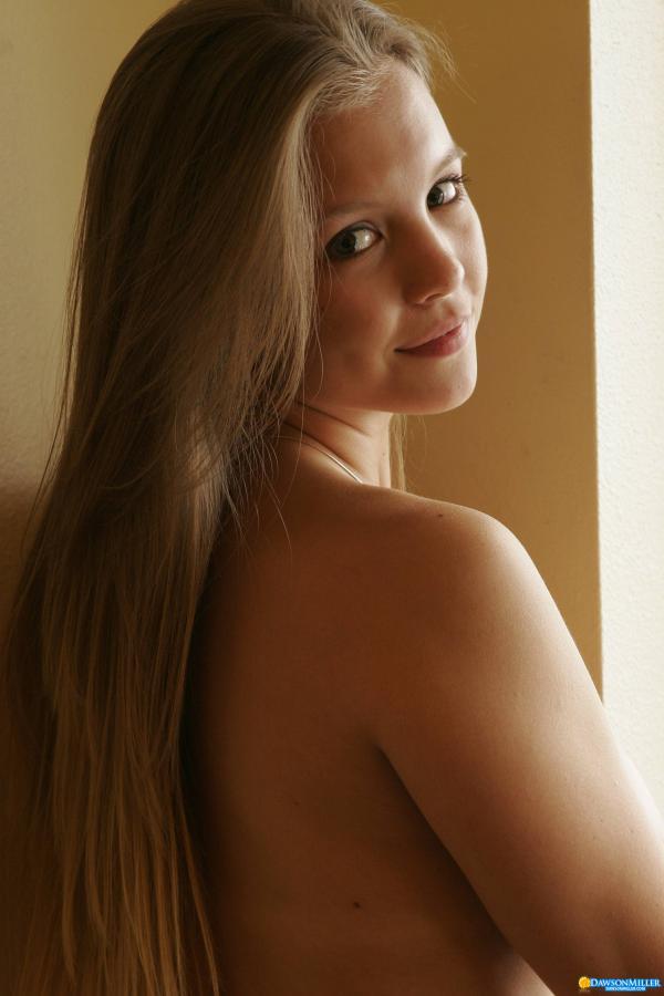 Loirinha encorpada com seios perfeitos bundona linda