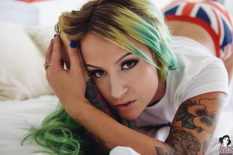 Morena tatuada de cabelos verdes nua