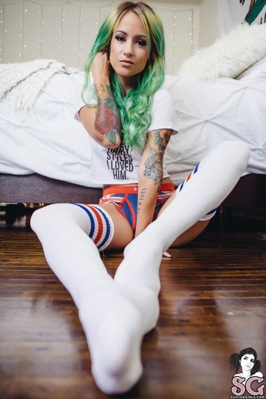Delacour Suicide Girls morena tatuada de cabelos verdes nua