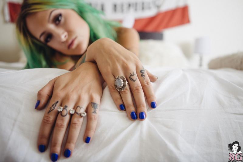 Morena tatuada de cabelos verdes nua