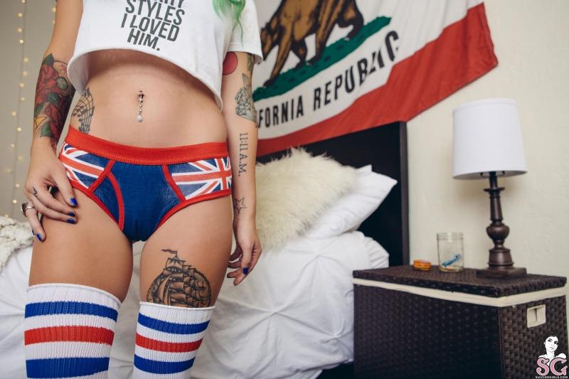 Morena tatuada de cabelos verdes nua