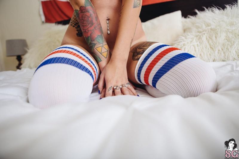 Morena tatuada de cabelos verdes nua