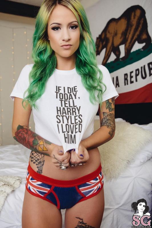 Morena tatuada de cabelos verdes nua