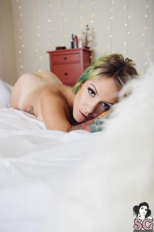 Morena tatuada de cabelos verdes nua