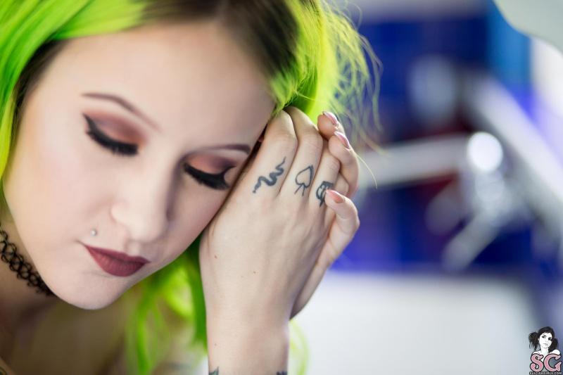 Morena tatuada de cabelos verdes nua