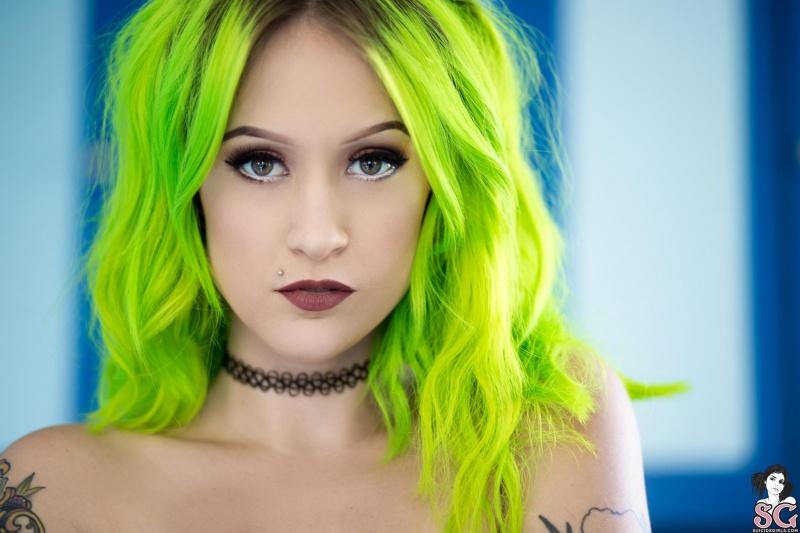 Morena tatuada de cabelos verdes nua