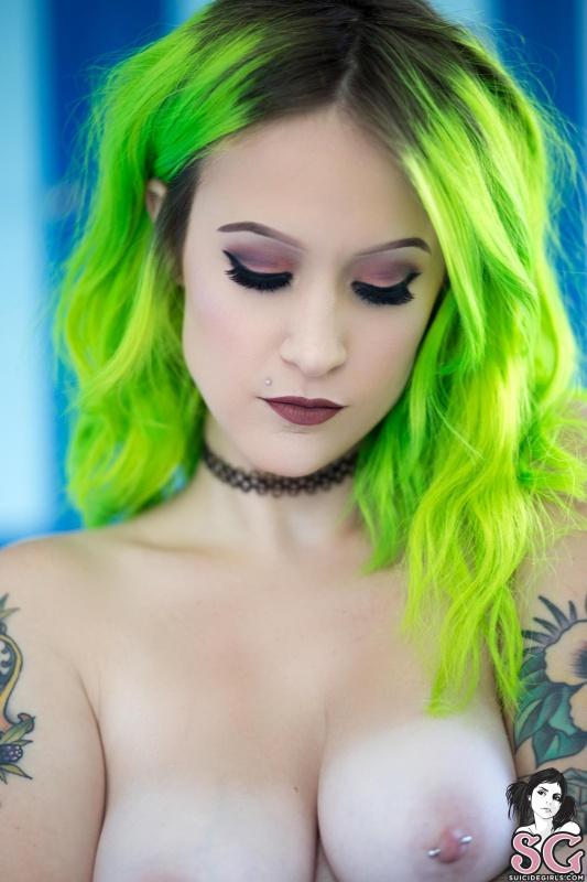 Morena tatuada de cabelos verdes nua