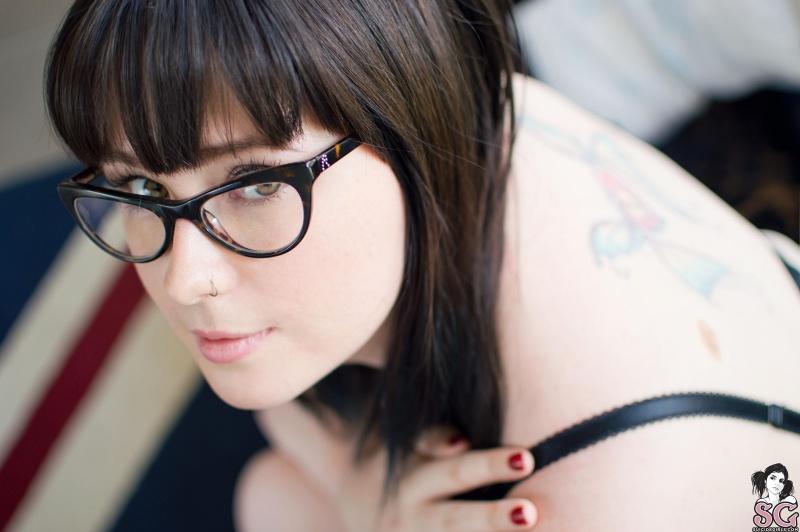 Morena com óculos nerd pelada