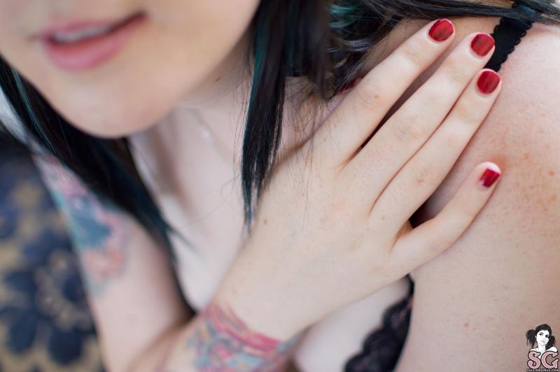 Morena com óculos nerd pelada