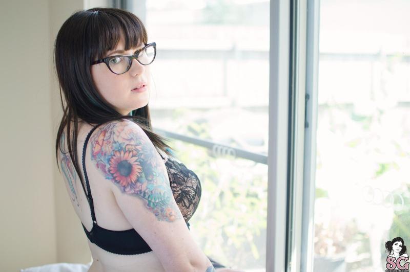 Morena com óculos nerd pelada