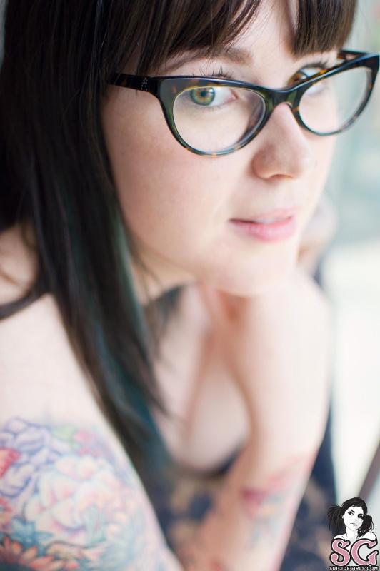 Morena com óculos nerd pelada